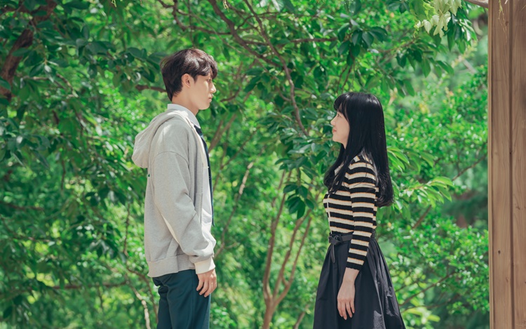 一個是30多歲的教師,一個是18歲高中生。