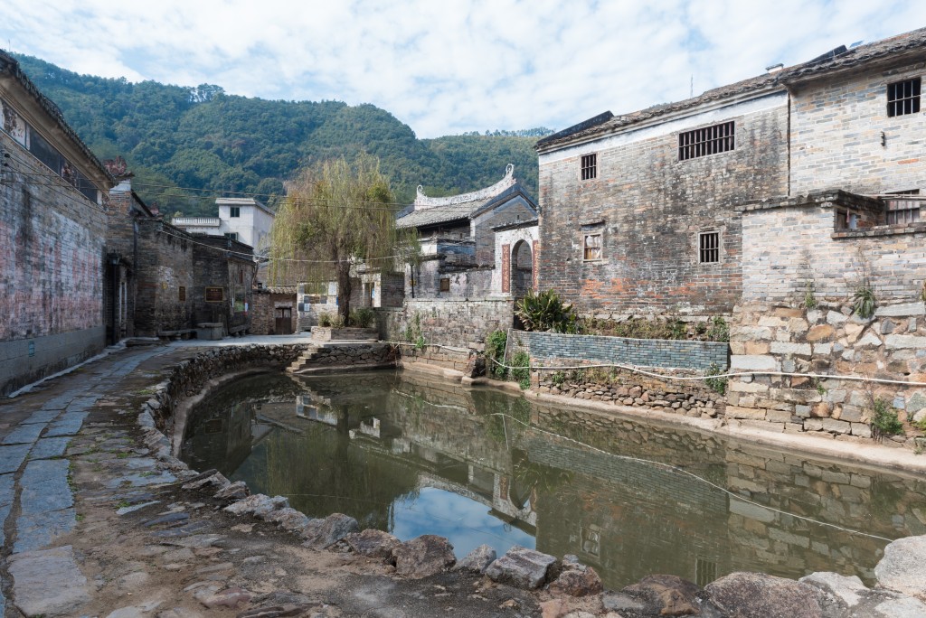 池上的柳樹,柳影倒印池中。故此稱為“楊池村”。 池上的柳樹,柳影倒印池中。故此稱為“楊池村”。