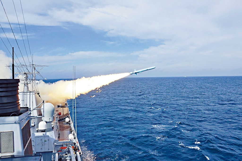 解放軍二〇一六年在東海進行實彈演習,一艘驅逐艦射出導彈。