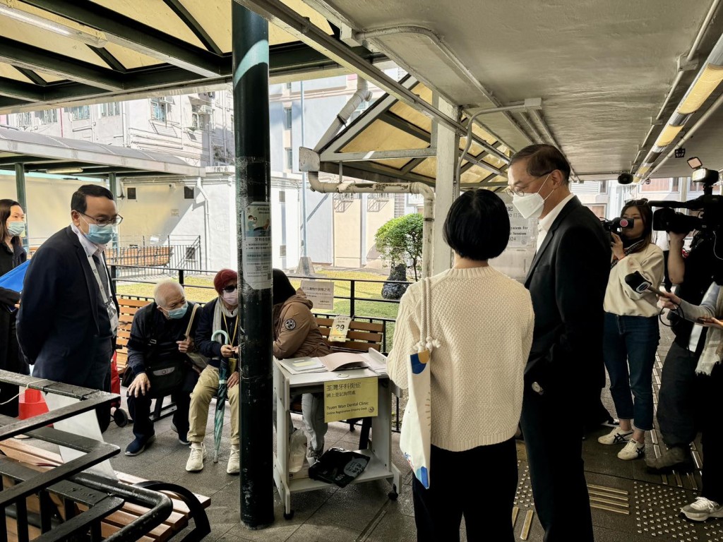 牙科街症服務首日改以「網上登記系統」，醫務衞生局局長盧寵茂，與衞生署牙科服務主任顧問醫生許美賢視察荃灣牙科診所。醫衞局Facebook圖片