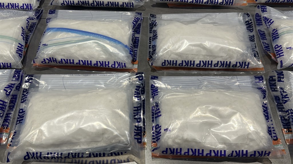 警方檢獲市值逾1600元的搖頭丸及氯胺酮。