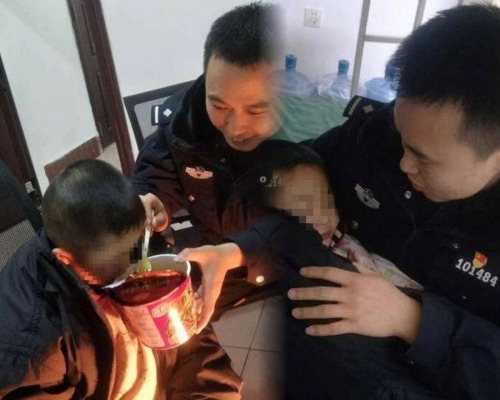 民警將浩浩接回派出所照顧。網上圖片