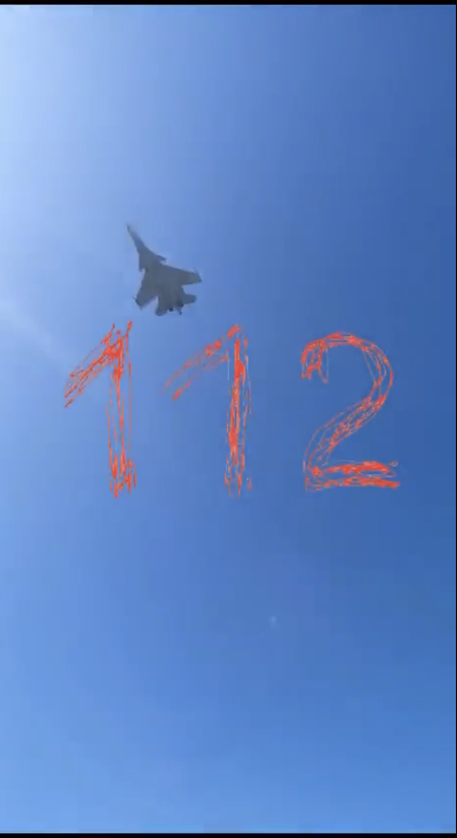 網傳影片顯示俄軍蘇-30戰機出事時在天空中亂竄。 censor.net