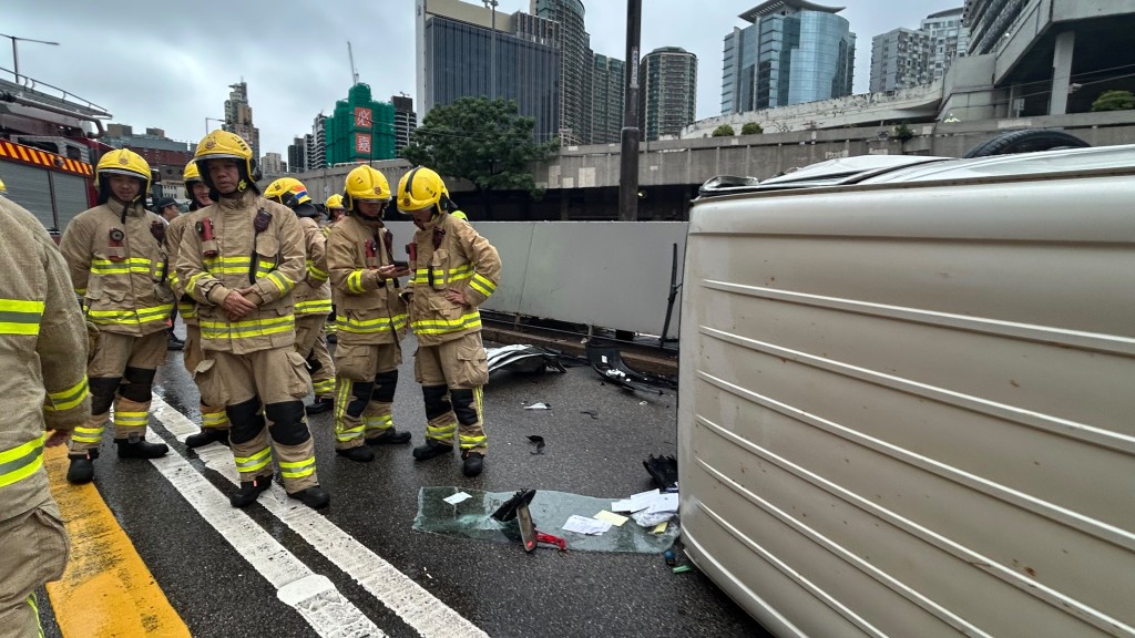 紅隧口客貨車失控撞欄翻側 50餘歲司機手腳擦傷送院。蔡楚輝攝 紅隧口客貨車失控撞欄翻側 50餘歲司機手腳擦傷送院。蔡楚輝攝