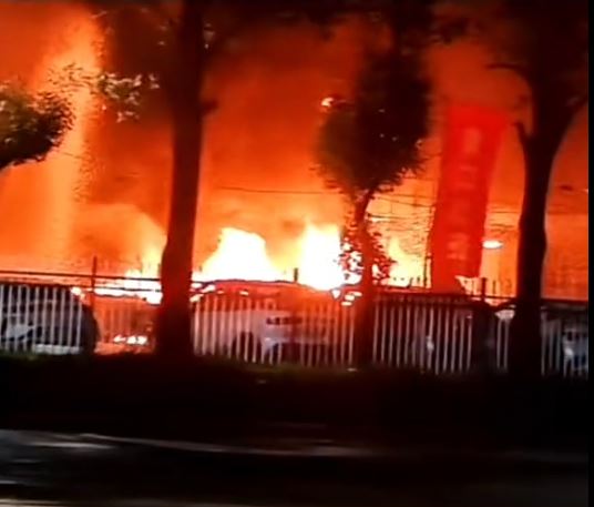 福建比亞迪4S店燒通頂，7輛新能源車全毀。