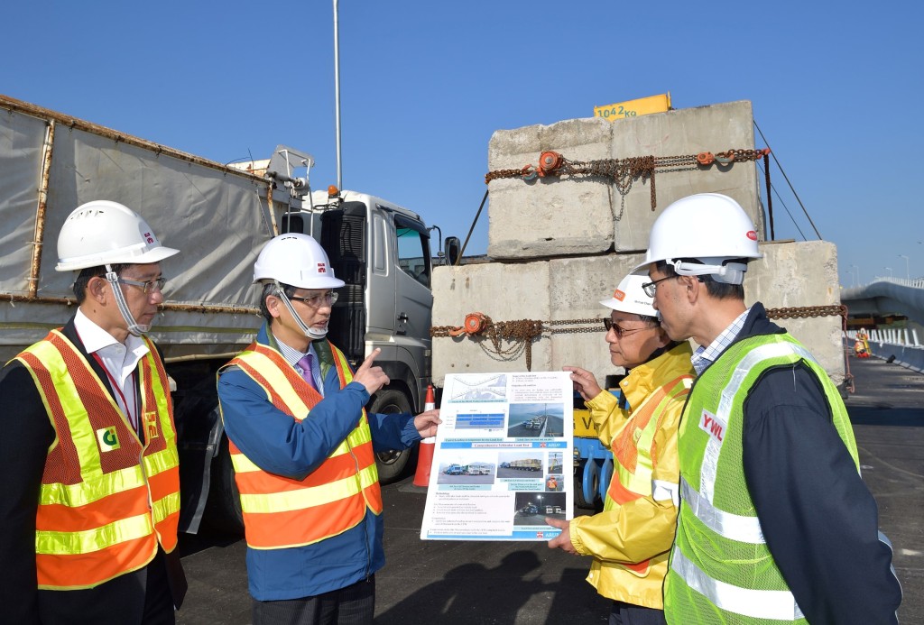 路政署署長鍾錦華(左二)親臨工地。