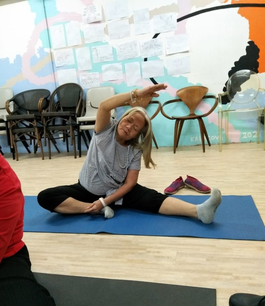 霞姐在同路舍「大角咀100」運動和輔導中心參加不同興趣班，包括瑜伽班以訓訓身心。(受訪者提供)