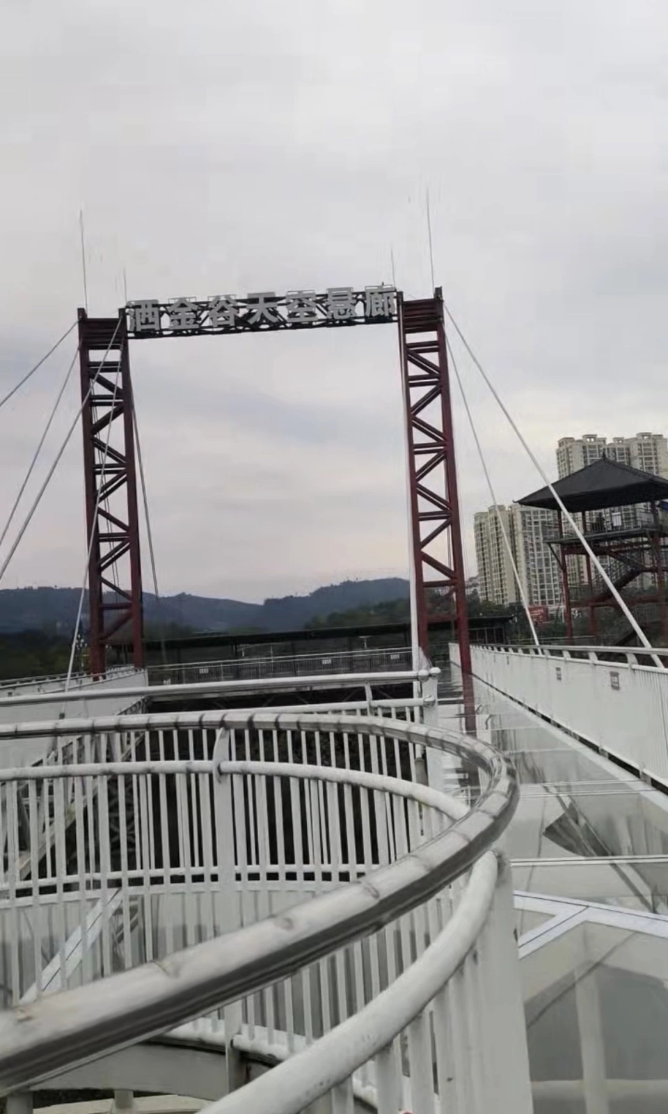 贵州天空悬廊围栏惊现开裂。