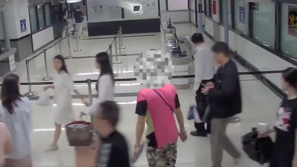 羅湖海關截查男旅客發現對方攜有大麻煙。海關發布