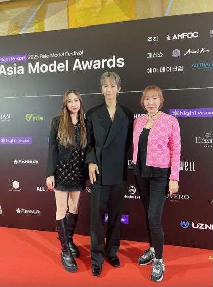 Alton早前奪得韓國「Asia Special Award 亞洲巨星獎」 ,並與唐安麒及Lenna T.合照。 Alton早前奪得韓國「Asia Special Award 亞洲巨星獎」 ,並與唐安麒及Lenna T.合照。