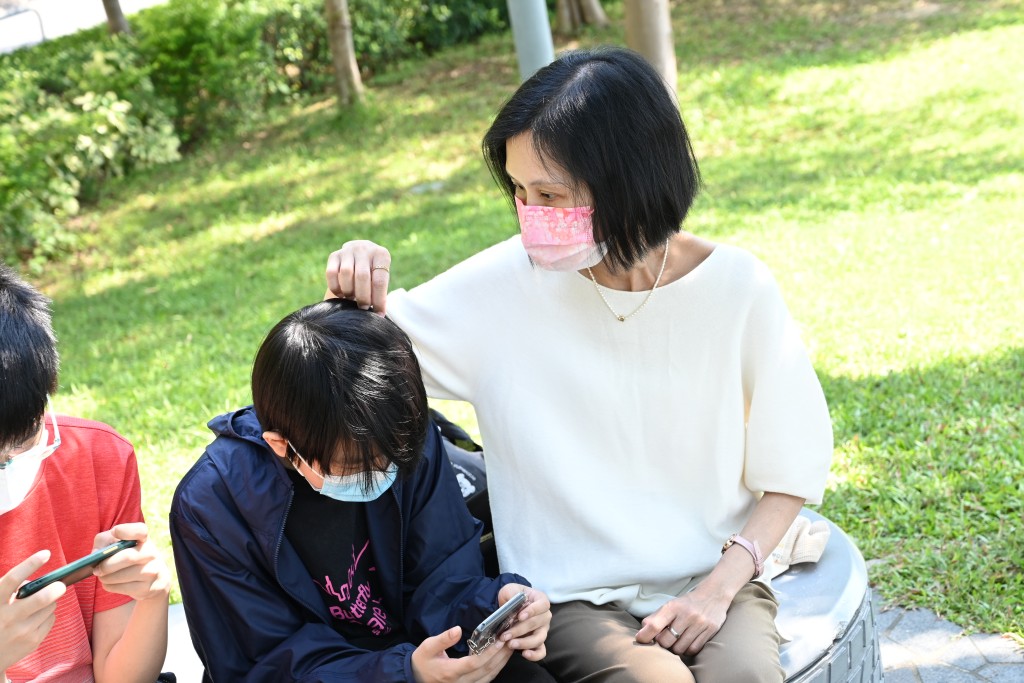 二仔是日鬧情緒,Maggie一直默默陪伴在側。(攝:褚樂琪、蔡建新) 二仔是日鬧情緒,Maggie一直默默陪伴在側。(攝:褚樂琪、蔡建新)