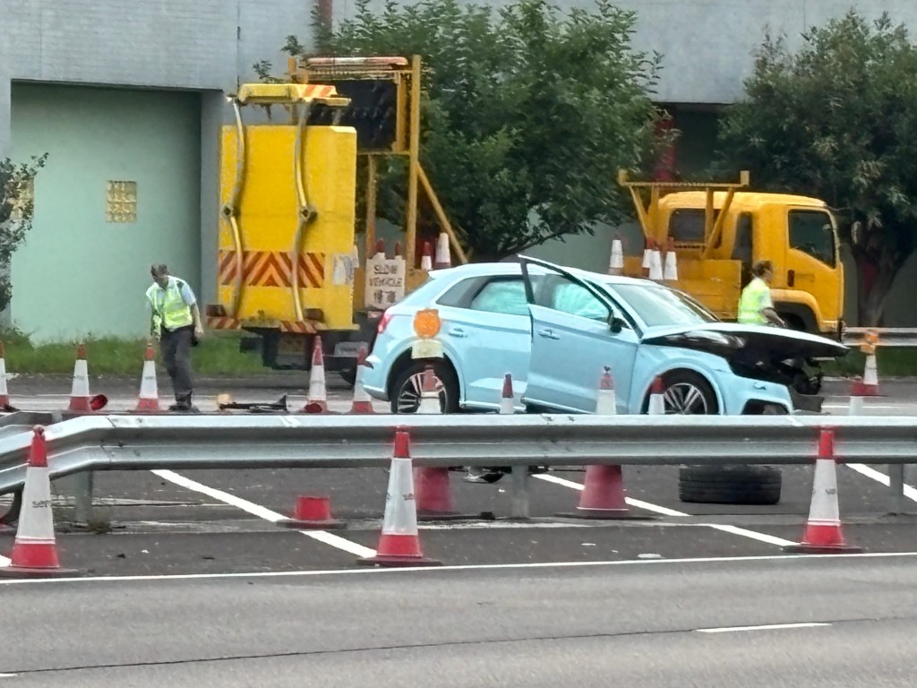 城門隧道轉車站私家自炒撞欄 女司機面傷送院