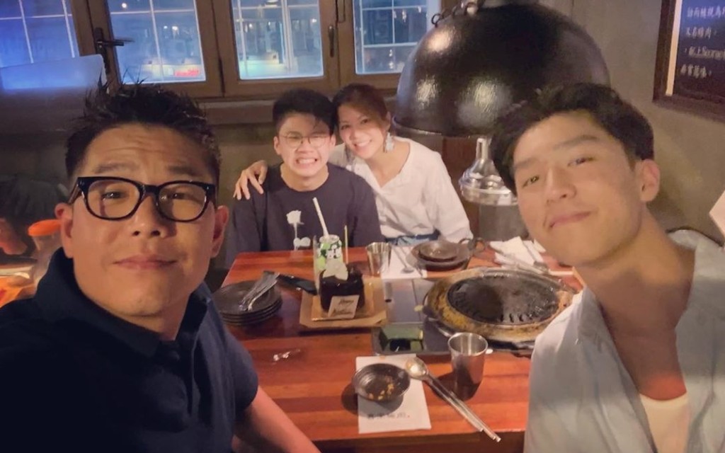 林曉峰與康子妮及哥哥跟細佬出街起食生日飯慶生。