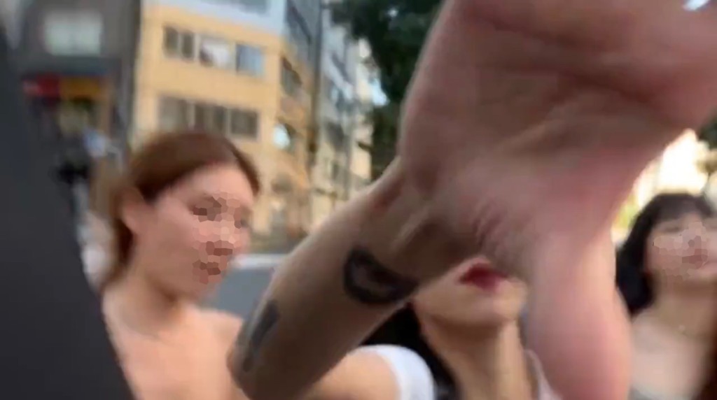 中國女子伸手阻「痴漢」拍攝。