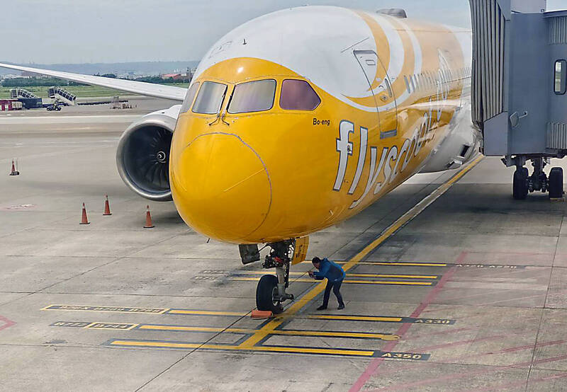 酷航的客機到台北時前輪少了一輪子。