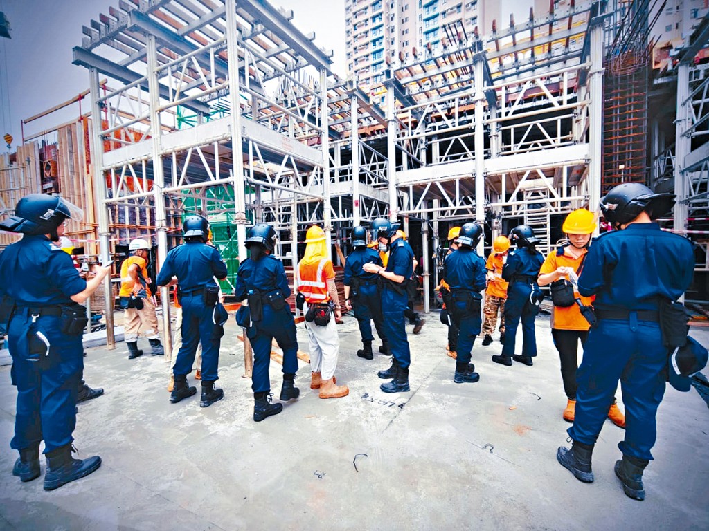 入境處人員進入佐敦一個地盤，展開反非法勞工行動。