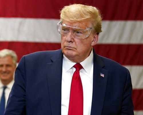 特朗普改口，他早前說病毒源自武漢，並非是來自實驗室。AP圖片