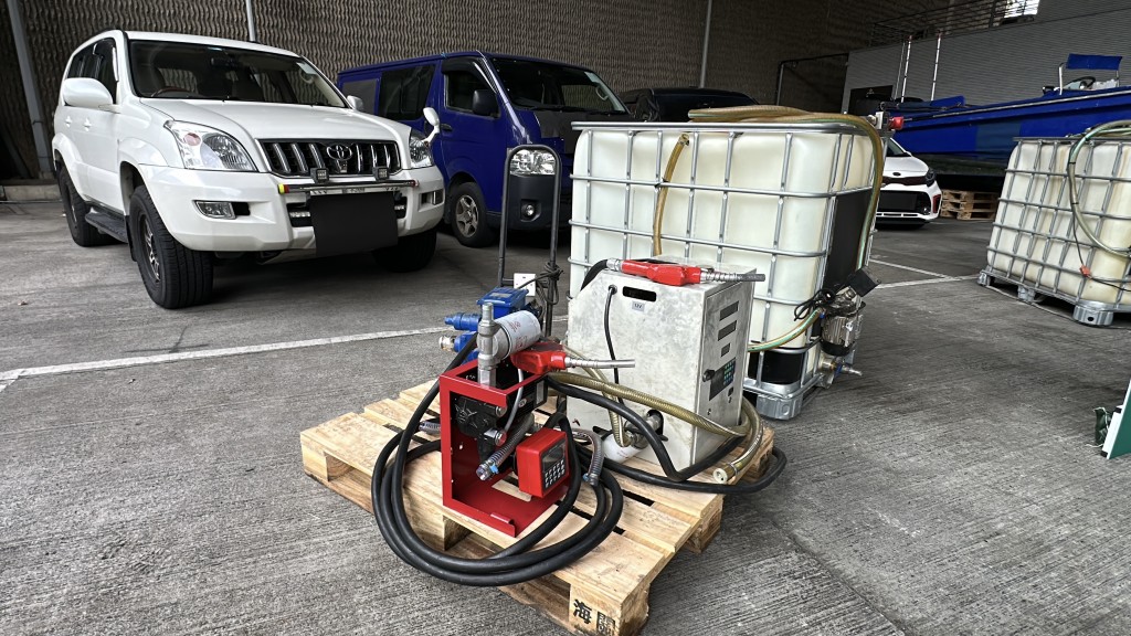 行動中被截獲的涉案入油工具。 行動中被截獲的涉案入油工具。