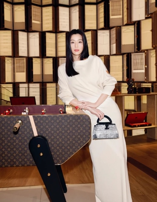 6月5日，Louis Vuitton邀来顶流韩星全智贤出席澳门四季名店专门店开幕活动。