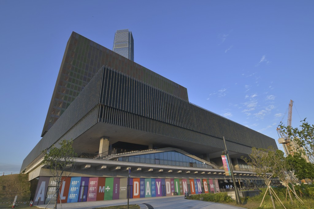 西九文化區舉辦「同心投票創未來大滙演」，匯集各台藝人表演及著名魔術師演出，與市民共慶。