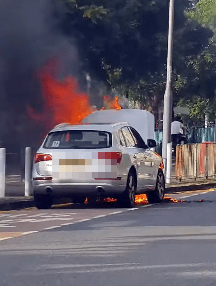 私家車陷入火海。fb：香港突發事故報料區