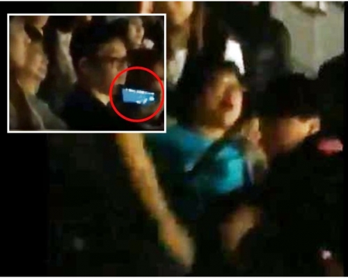 大妈偷拍还要发恶，终被工作人员抬走。影片截图