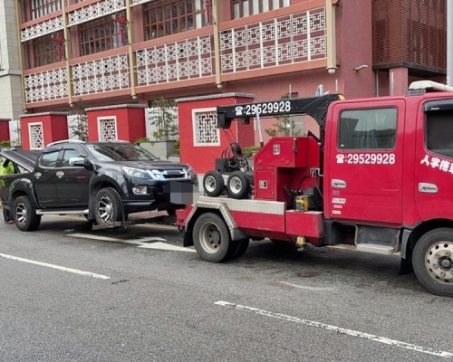警方拖走一輛違例停泊的輕型貨車。警方圖片