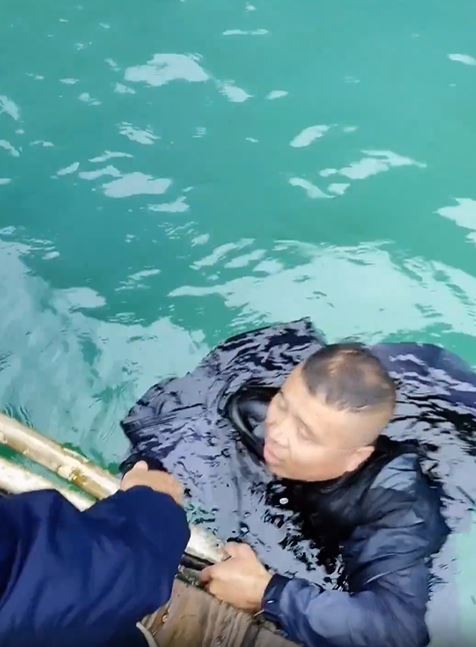 一名男子自行浮上水面被救起。