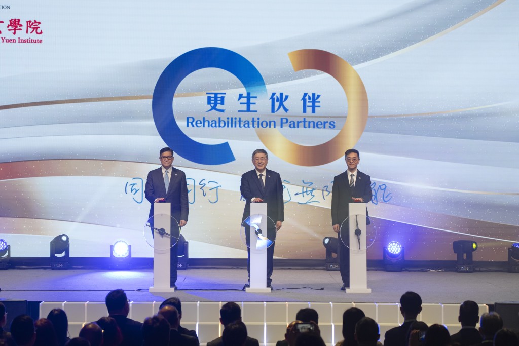 政務司副司長卓永興(中)、保安局局長鄧炳強(左)及懲教署署長黃國興(右)主持啓動儀式。 政務司副司長卓永興(中)、保安局局長鄧炳強(左)及懲教署署長黃國興(右)主持啓動儀式。
