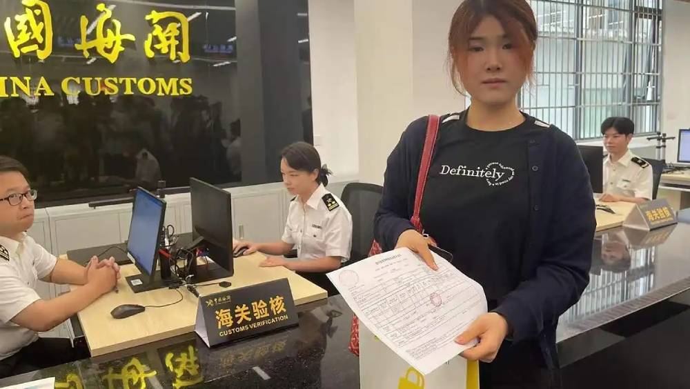 羅湖口岸離境退稅辦理點正式揭牌啟用，首名退稅旅客是女士。 深圳特區報