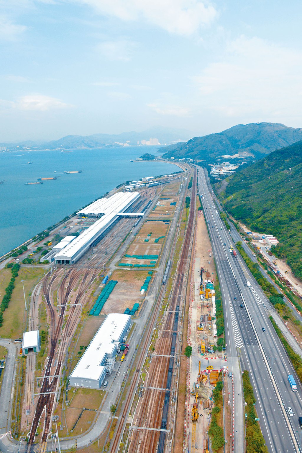 ■港鐵小蠔灣車廠發展為大型住宅群，第一至三期申建一萬五千伙。