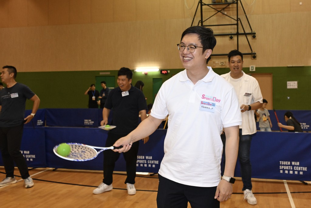 署理勞工及福利局局長何啟明(前排右)到荃灣體育館參與地壺同樂活動。 署理勞工及福利局局長何啟明(前排右)到荃灣體育館參與地壺同樂活動。