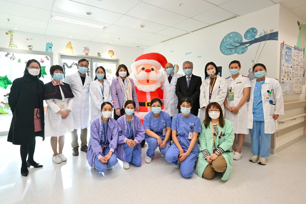 李夏茵（后排左五）与香港儿童医院血液及肿瘤科医疗团队合照。(政府新闻处图片) 