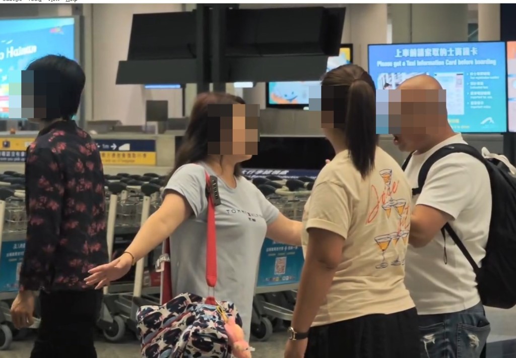 片段中已站起來的光頭佬與長髮男再度 十指緊扣糾纏,及後一名似乎認識長髮男的女子 上前勸交,高喊「我自己都有兩個女,你唔好咁 ......」,把兩雙方分隔開來,短片就此結束。Threads截圖 片段中已站起來的光頭佬與長髮男再度 十指緊扣糾纏,及後一名似乎認識長髮男的女子 上前勸交,高喊「我自己都有兩個女,你唔好咁 ......」,把兩雙方分隔開來,短片就此結束。Threads截圖