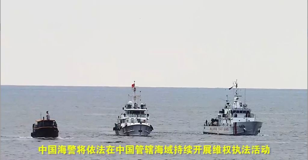 菲律賓海警船（右）不得不和運輸船（左）分開。中間的是中國海警船。