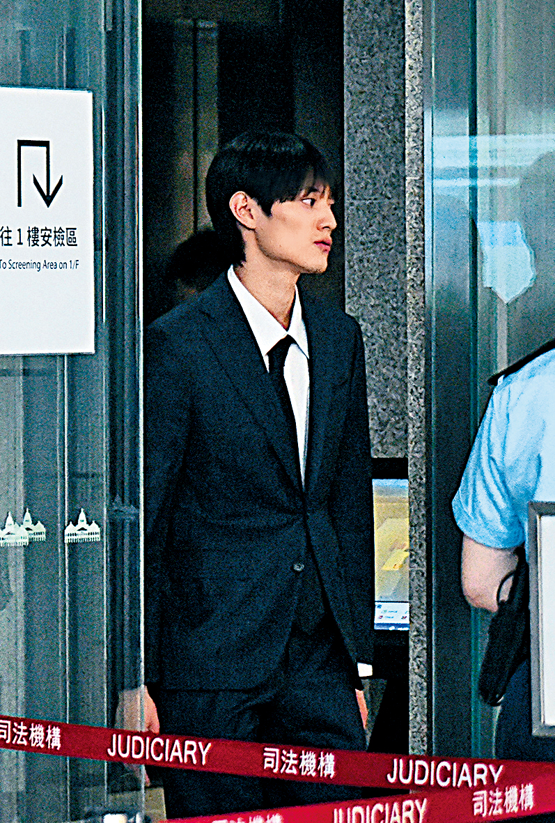 25歲日本男星上村謙信涉非禮女翻譯員,昨在西九龍裁判法院否認非禮罪開審。