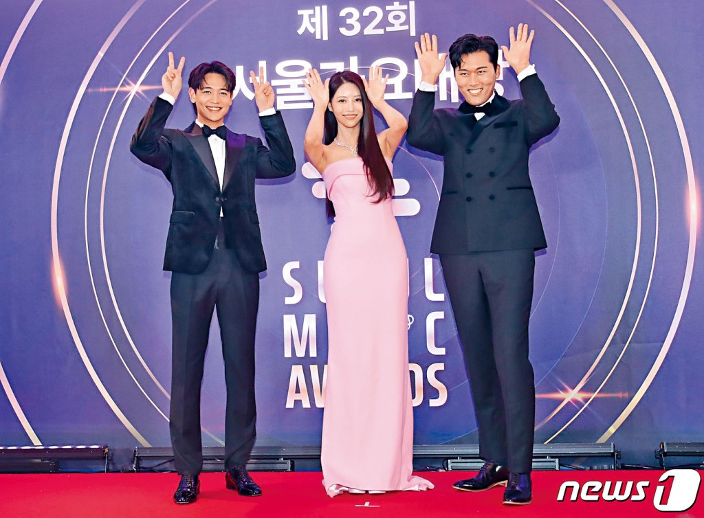 SHINee成员珉豪、李美珠及金日中任主持。