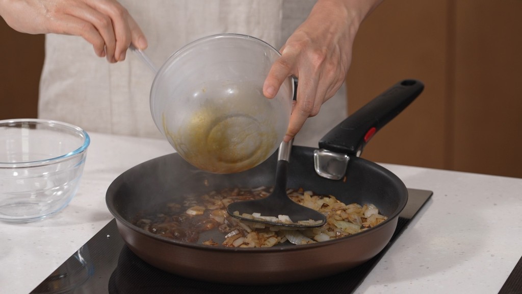 落洋蔥煎至微軟後加入洋蔥汁炒至收汁。