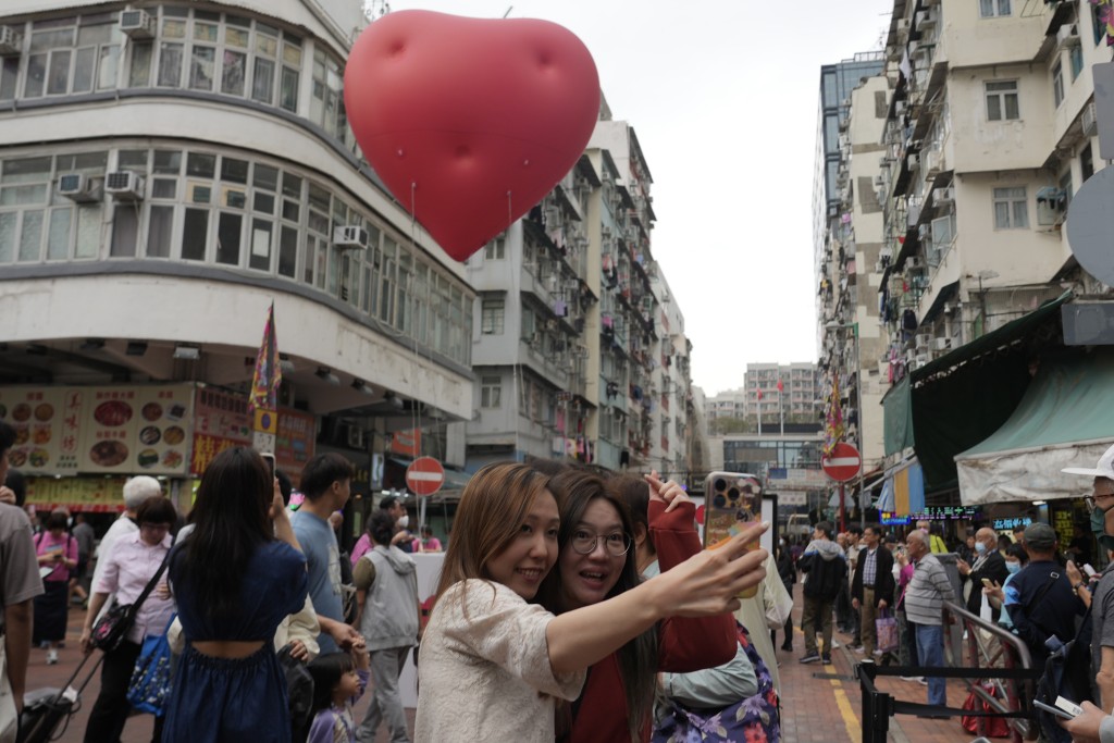 市民与「红心」合照打卡。欧乐年摄