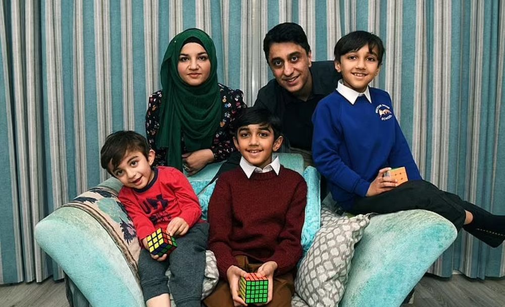 英国11岁男童沙阿在门萨测验中获得162分，家人都为他感到骄傲。