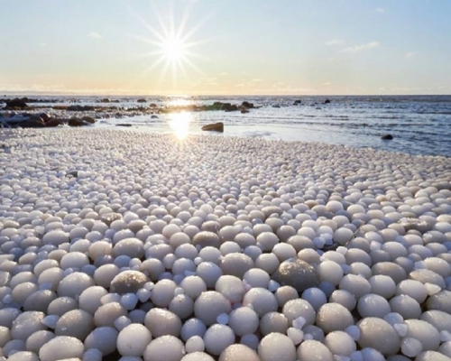 芬兰北部小岛海滩上出现奇幻冰球。网上图片