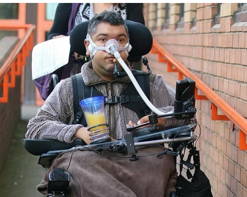 患有杜興氏肌肉營養不良症的米安偷裝鏡頭來偷窺女看護。 網上圖片