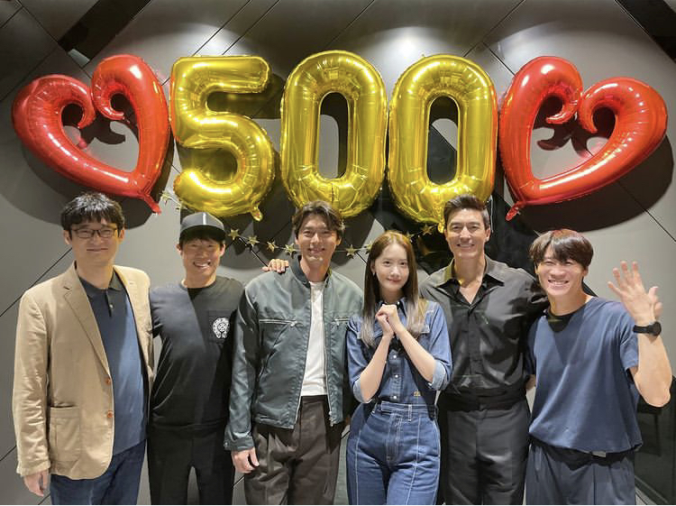 有份主演韓國電影《機密同盟2》的女主角潤娥，以牛仔恤衫及牛仔褲的造型跟同劇演員慶祝票房報捷。（圖片源自CJ ENM Movie Instagram）