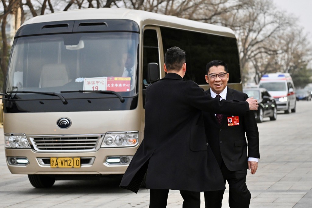 大會工作人員發現蘇長荣「落單」追車，跑上前拉著他免生危險。