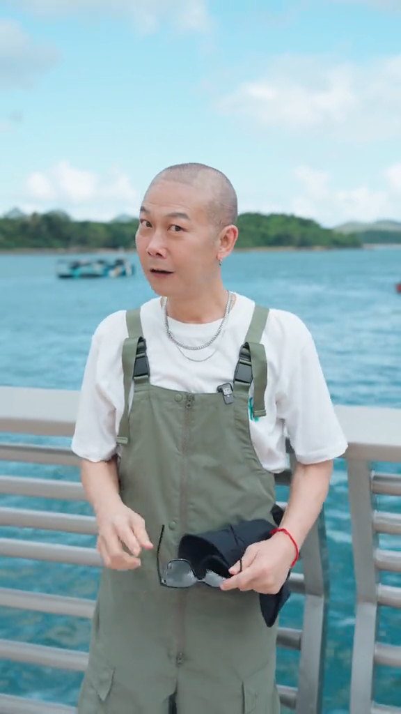 錢小豪的光頭刮不淨，展現不規則髮線。