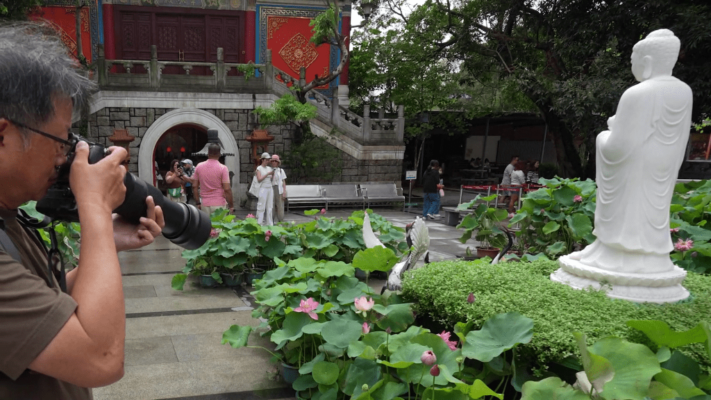 不少攝影發燒友已準備充足,為求拍攝一張滿意的荷花照。 不少攝影發燒友已準備充足,為求拍攝一張滿意的荷花照。