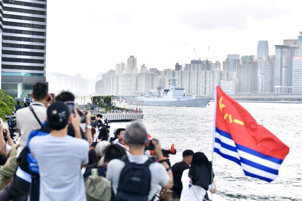 市民帶備相機「打卡」,拍下編隊抵港的畫面。 市民帶備相機「打卡」,拍下編隊抵港的畫面。