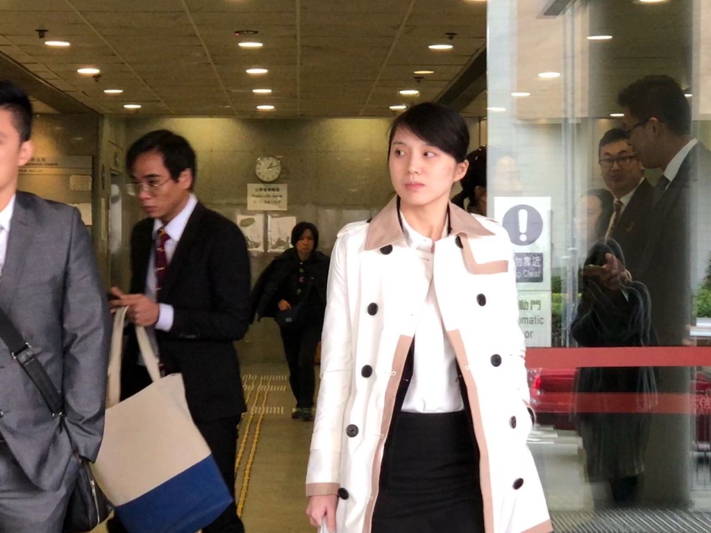 李姓女警(白衫)。郭止晅攝
