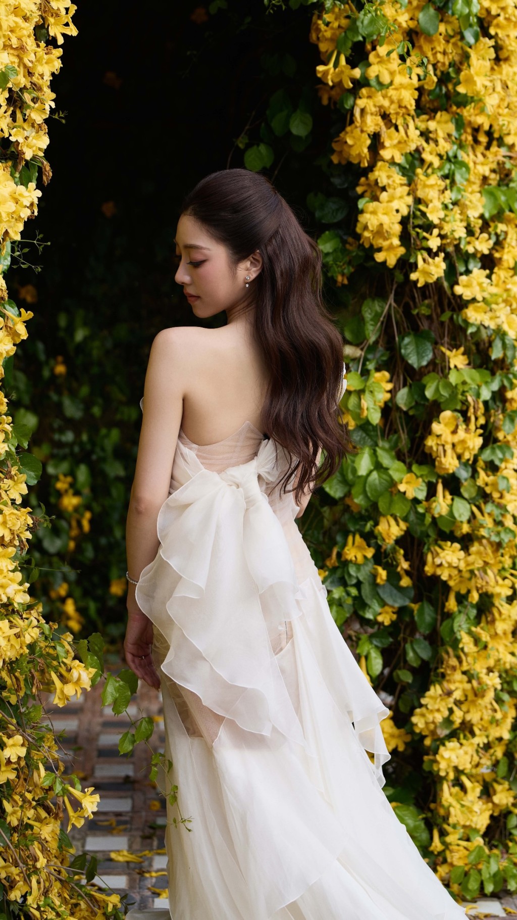 潘藝桐的婚紗大晒美背。