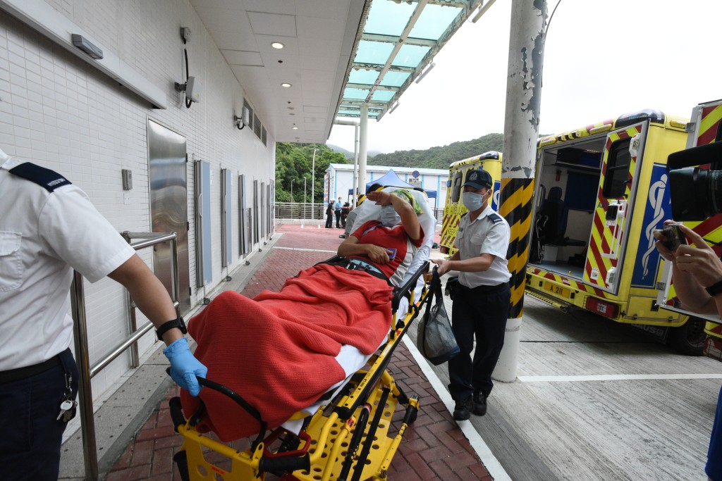两名伤者由救护车送往将军澳医院治理。